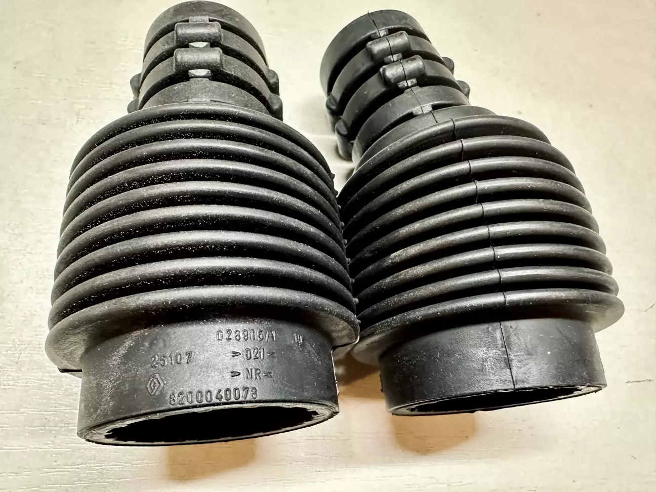 Пильники амортів по оригіналу. Оригінальний номер 82 00 040 078.