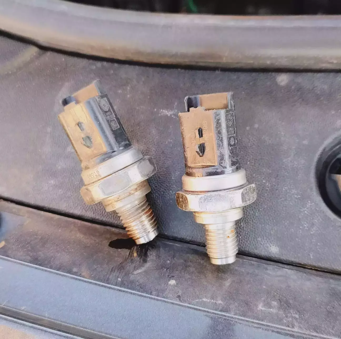 Новий і старий датчики тиску палива 5WS40208