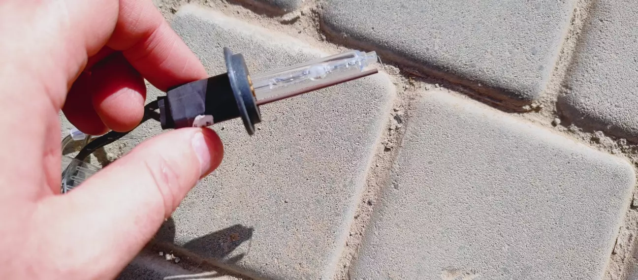 Стара лампочка, що всередині їй погано стало