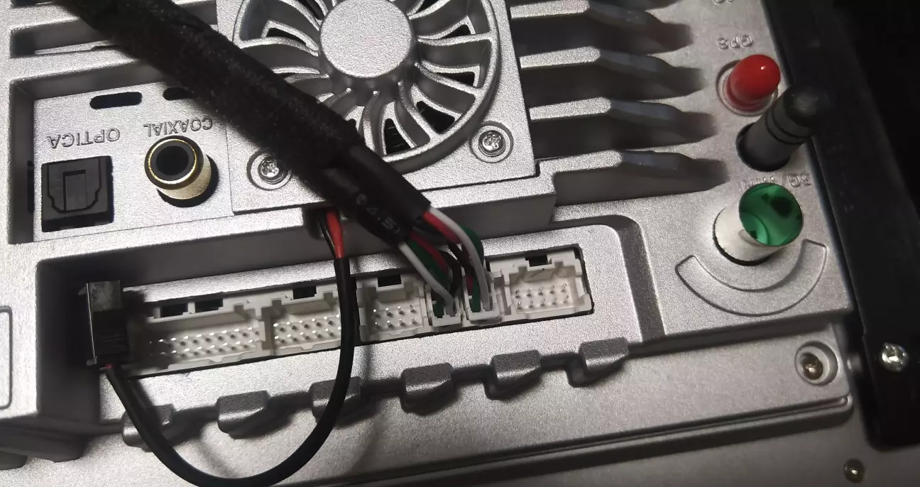 4-пін штекер чудово стає в роз'єм 6-пін :)