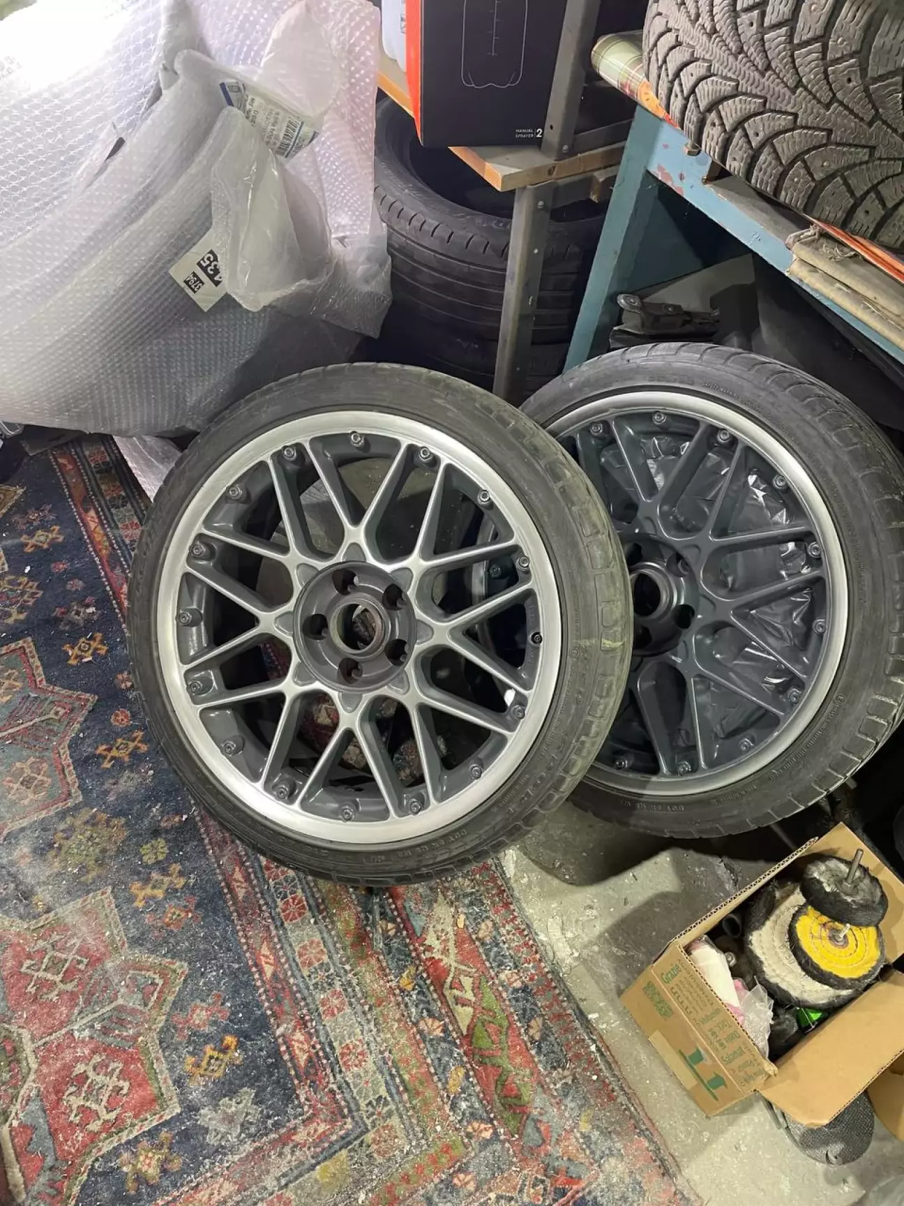 сегодня шлифанул 2 диска и понял,что мне не особо нравится, смешанные какие то... во первых диск на станке прыгает не могу риску нормально под браш сделать, в ручную выходит капец одним словом, борт где полка небольшая идет ступенька,наждак где то трет, гдето пробел, надо тупо перечухивать начинать с 60й и дальше , ну типа времени долго очень и затраты, а время на сегодня практически нету, по этому наверное отрашу их в один цвет и все... залачу и откатаю так сезон...