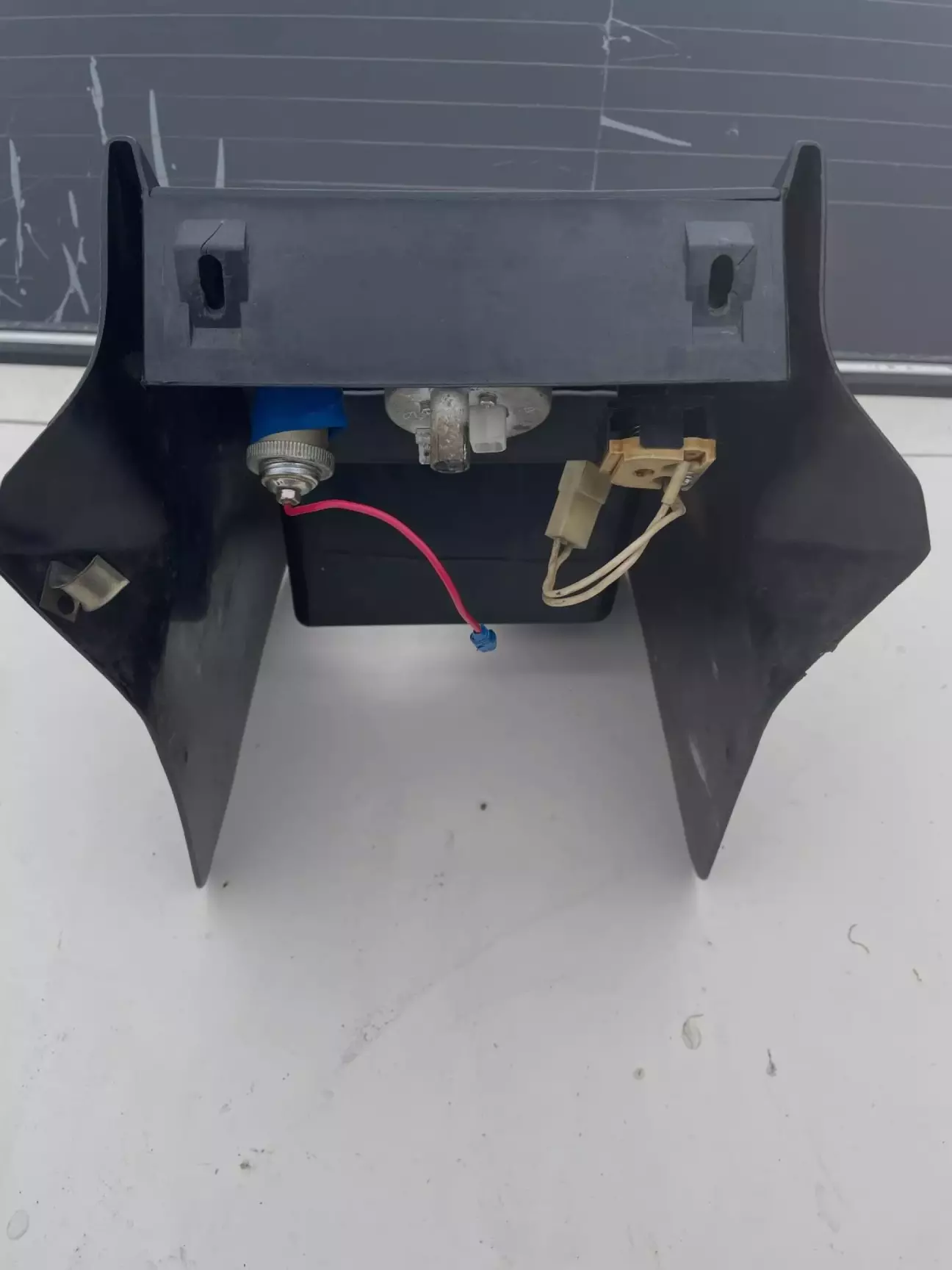 на звороті нічого цікавого, окрім як наявності написів JP - походження, що консоль Югославська