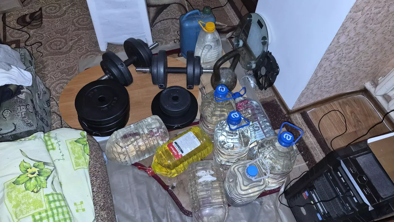 Затискаю важкими предметами для повного висихання і розрівнювання основи