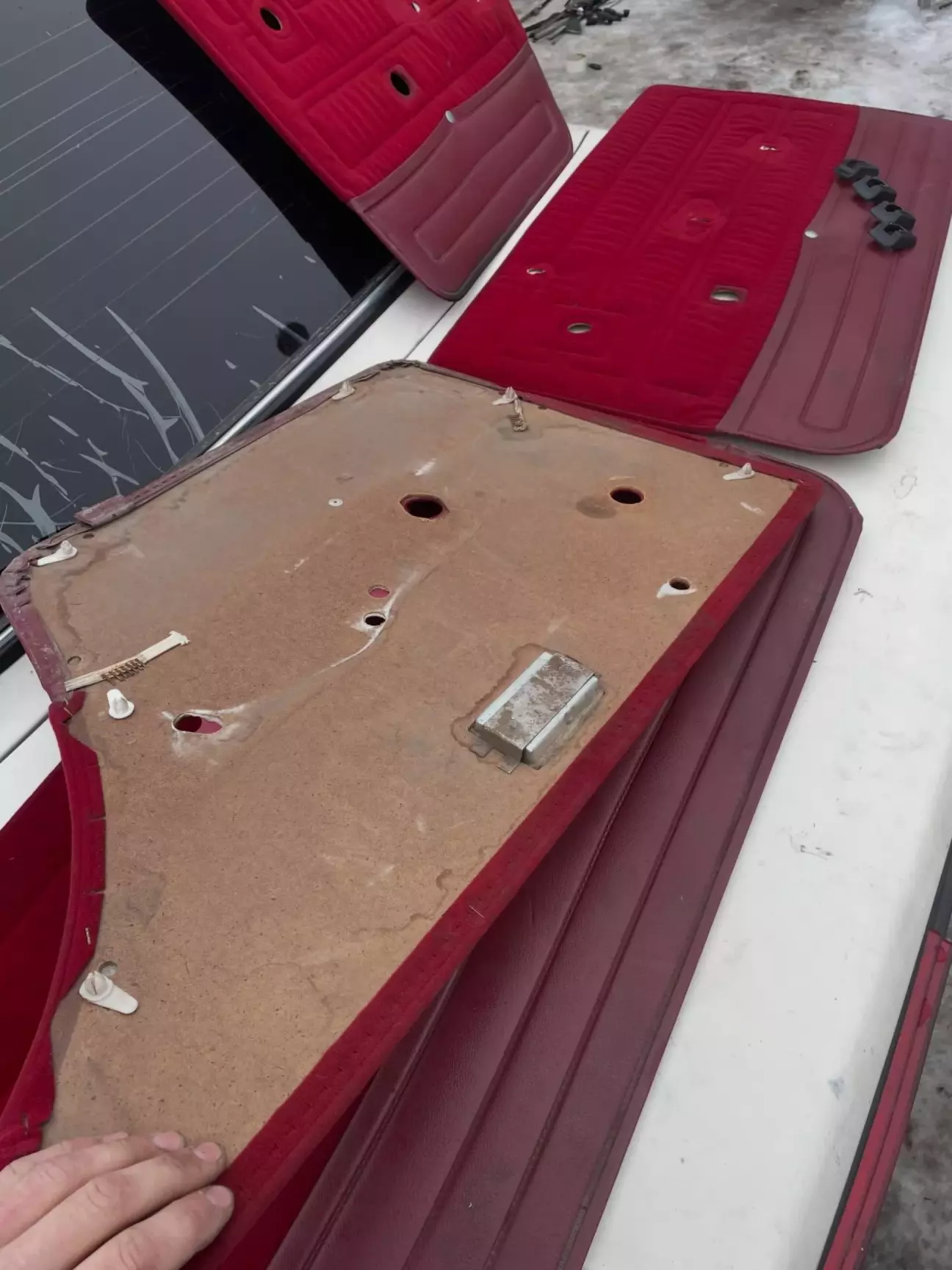 задні майже рівні, стан оргаліту і велюру доводить невеликий пробіг