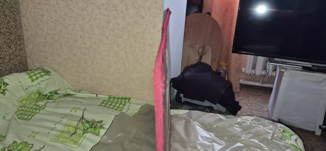 основа (фанера) передніх карта тільки з виду рівна, насправді ж зблизька вся трохи хвилькою