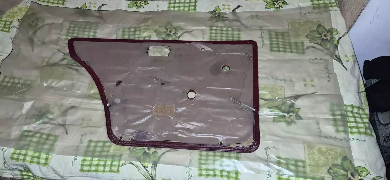 далі вирізаються всі необхідні отвори під кріплення