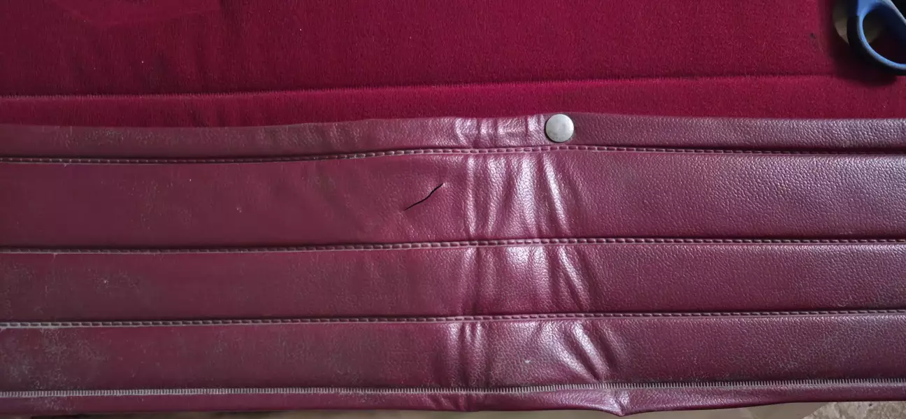 водійська має пошкодження карману, нееликий поріз