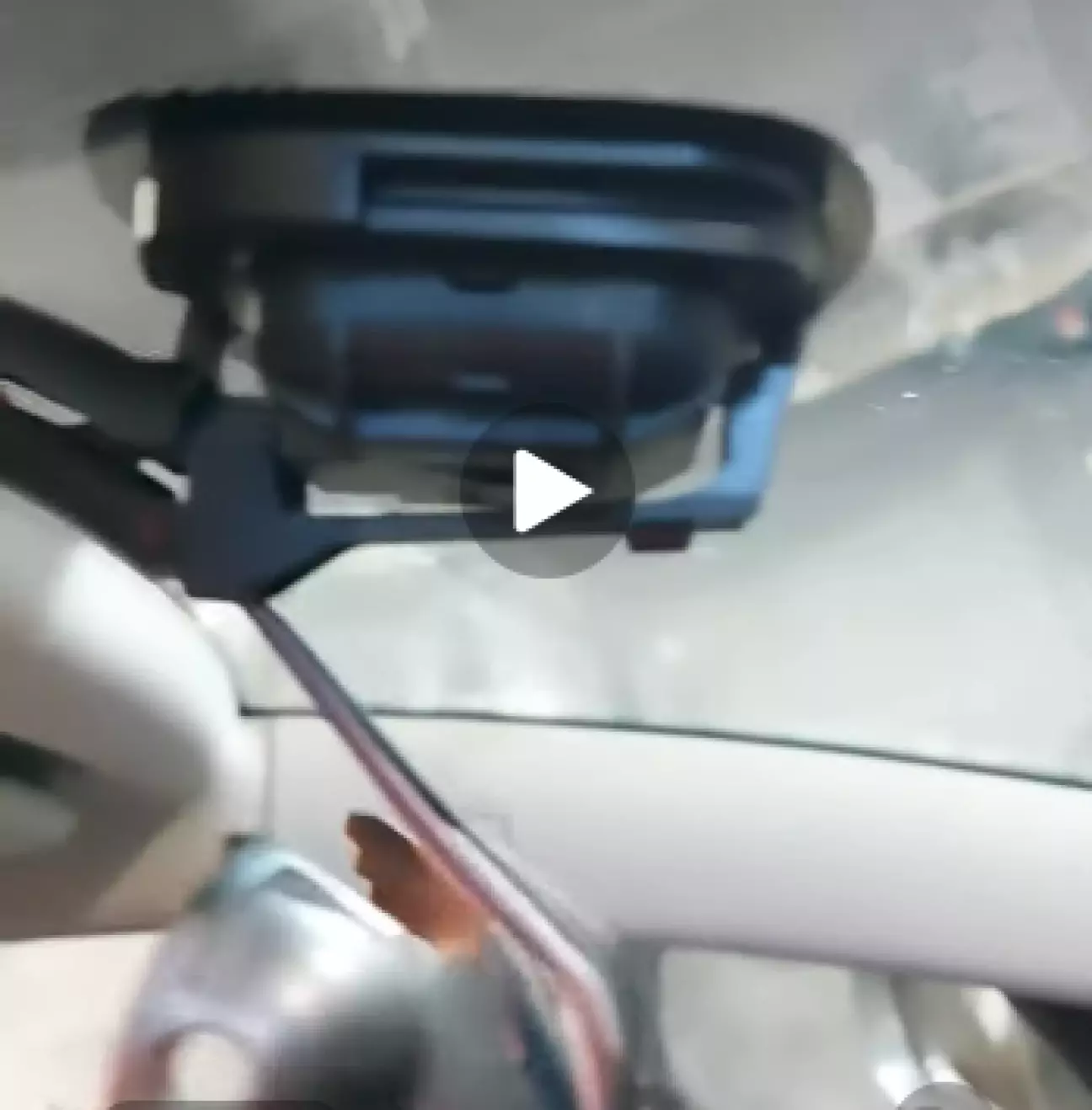 Знято, дзеркало висить на проводах