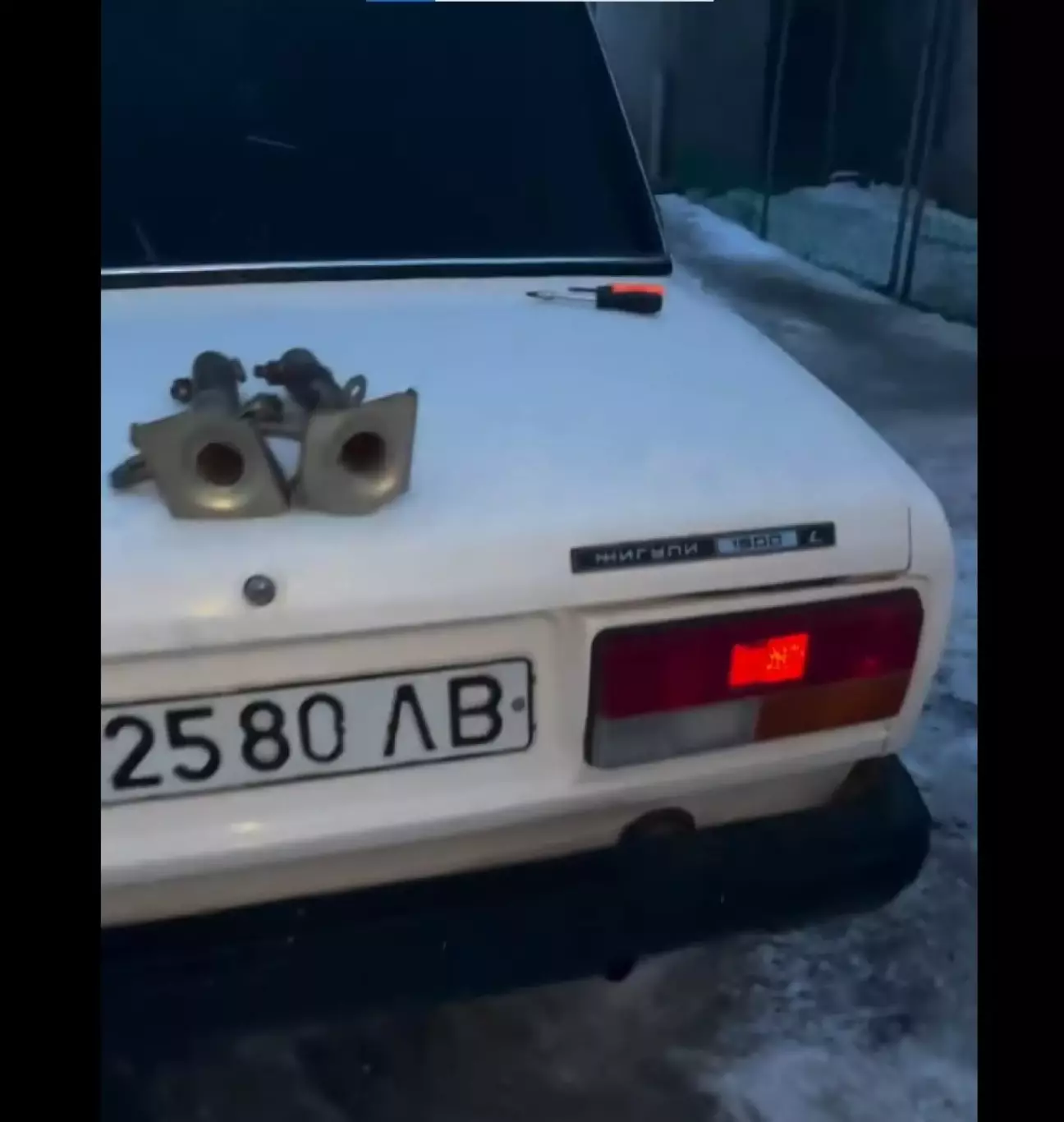 має шильд на кришці багажника, такий я вже придбав з аналогічної сімки