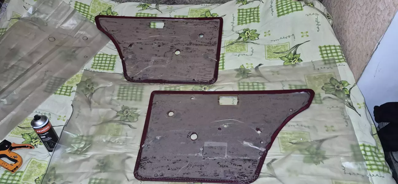 за допомогою клею PENOSIL в аерозолі плівка приклеюється до звороту карти (і так на всіх 4-х картах)