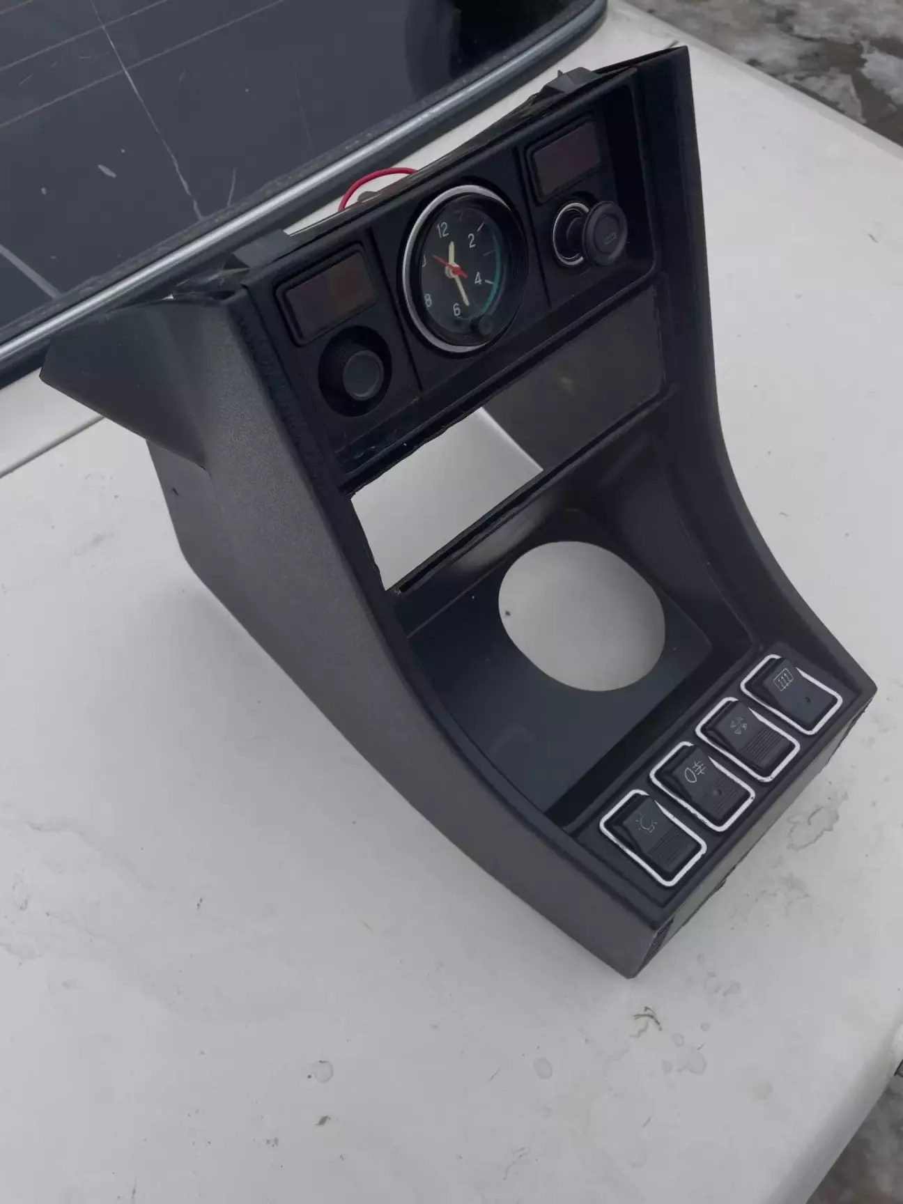 Консоль під магнітолу (борода) ВАЗ 2107 в повній комплектації (4 кнопка зайва, там була заглушка)