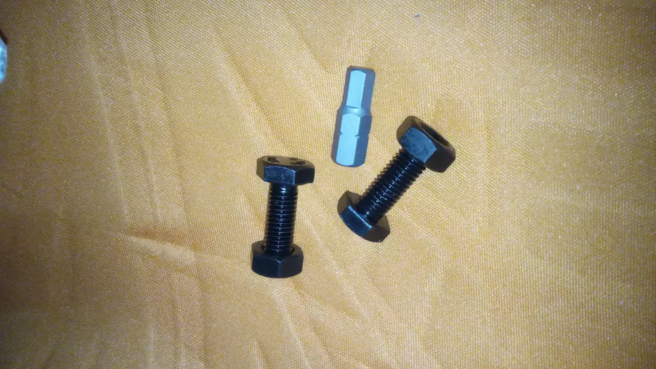 Купляв нові болти на каталізатор, і біту на болти гбц під Динамо метричний ключ, бо свою не знайшов.