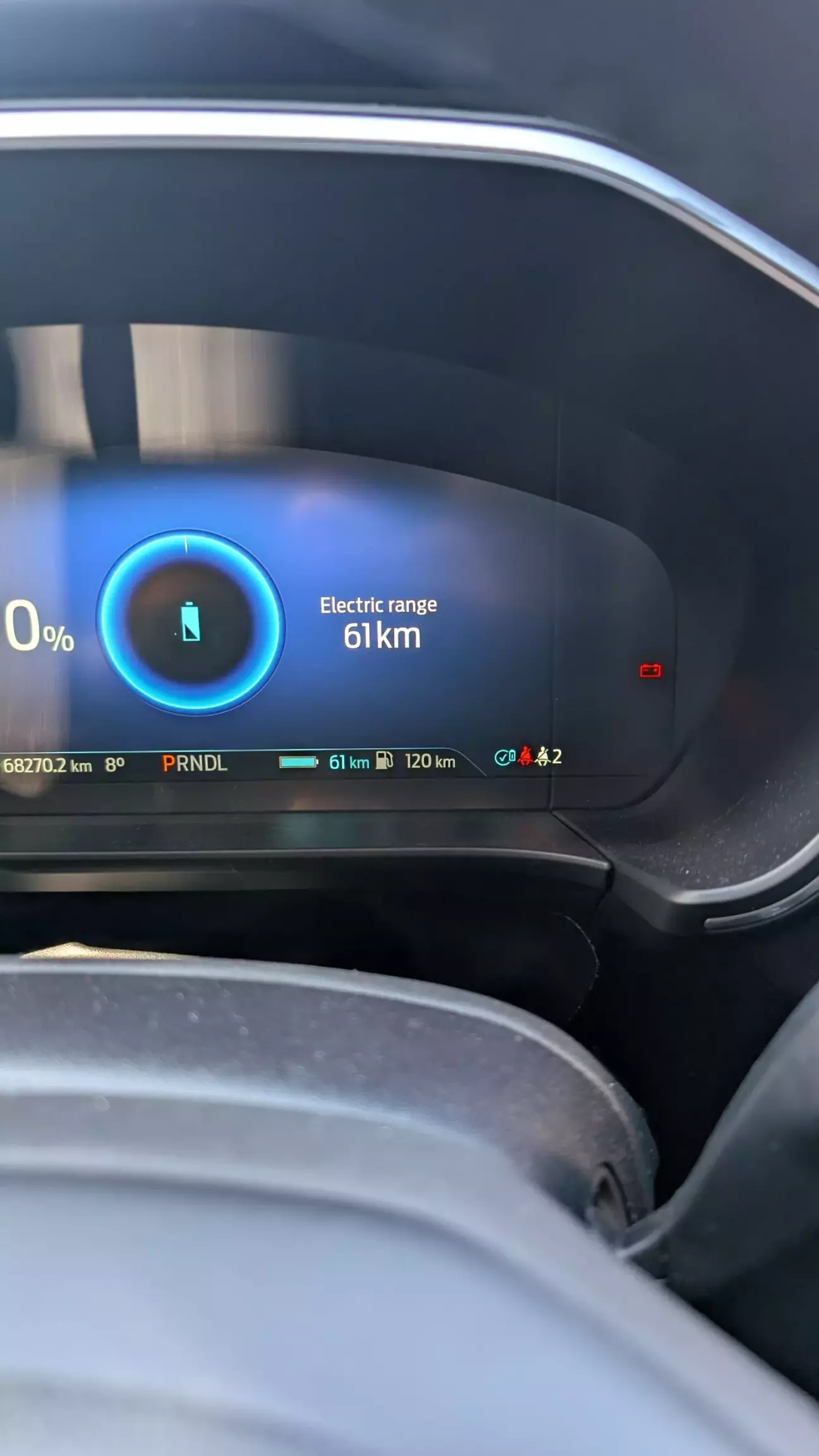 Батарея заряджена та показує запас ходу 61 км.