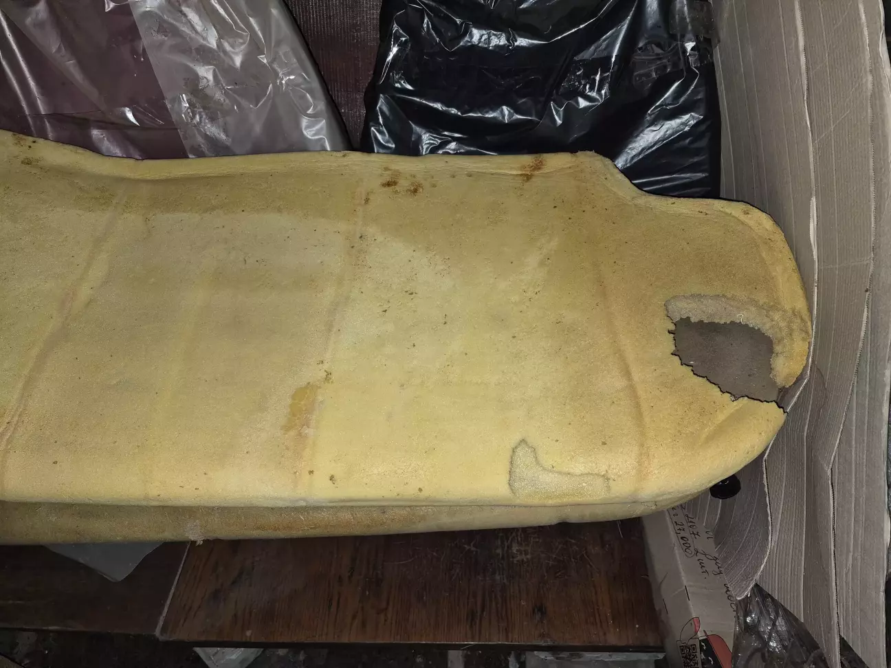 пошкодження пінолиття заднього дивану