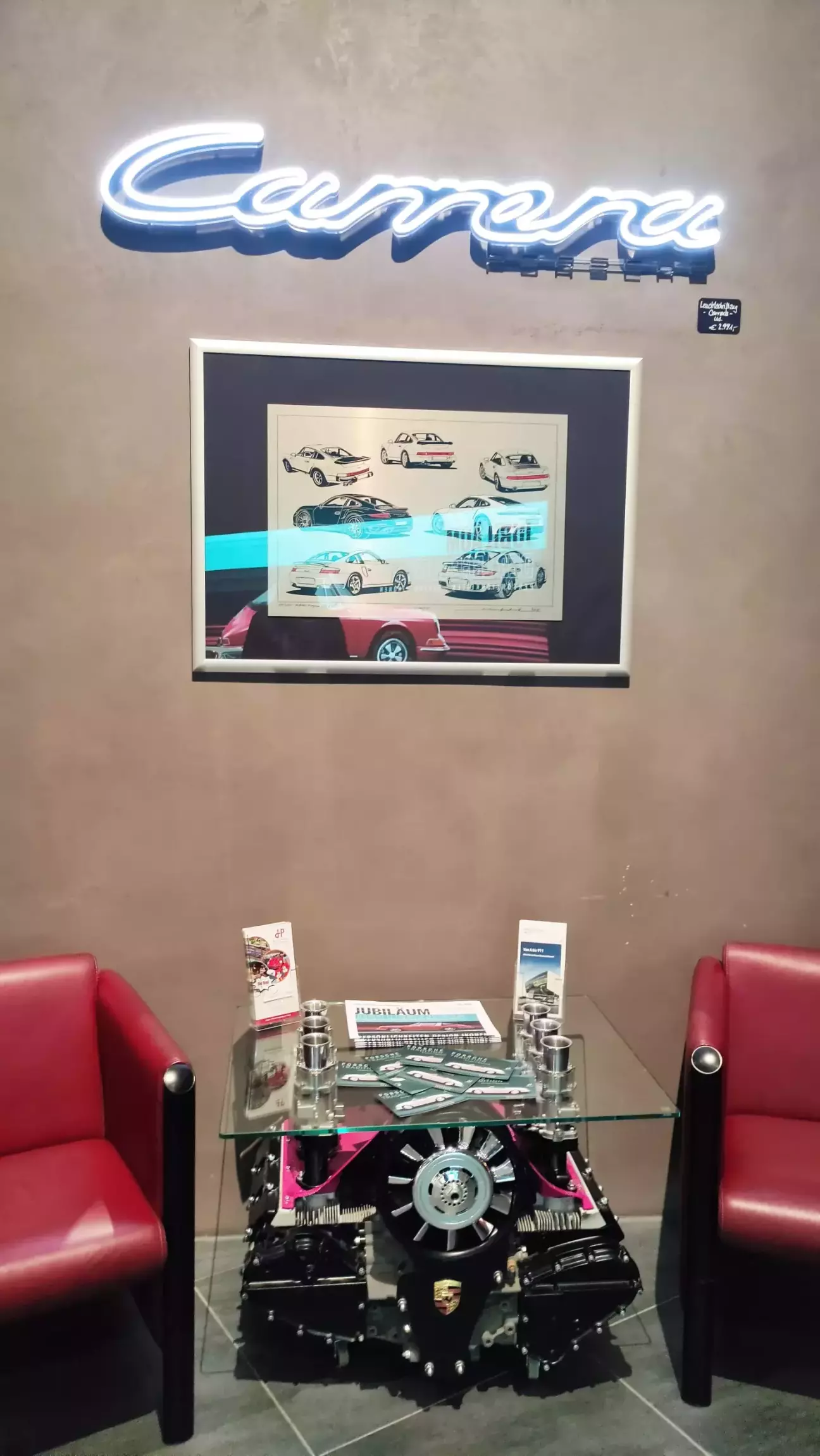 як же ж без скляного стола на двигуні?!