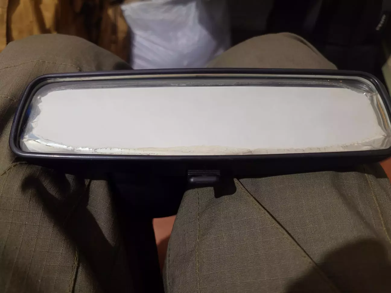 Старе дзеркало, з відшарованим дзеркальним покриттям