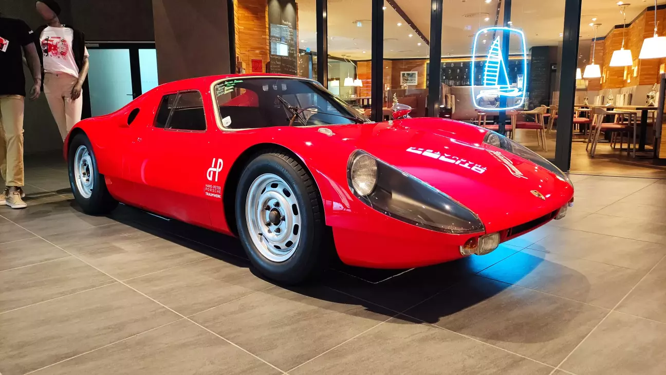 склопластиковий кузов на сталевій трубчатій рамі