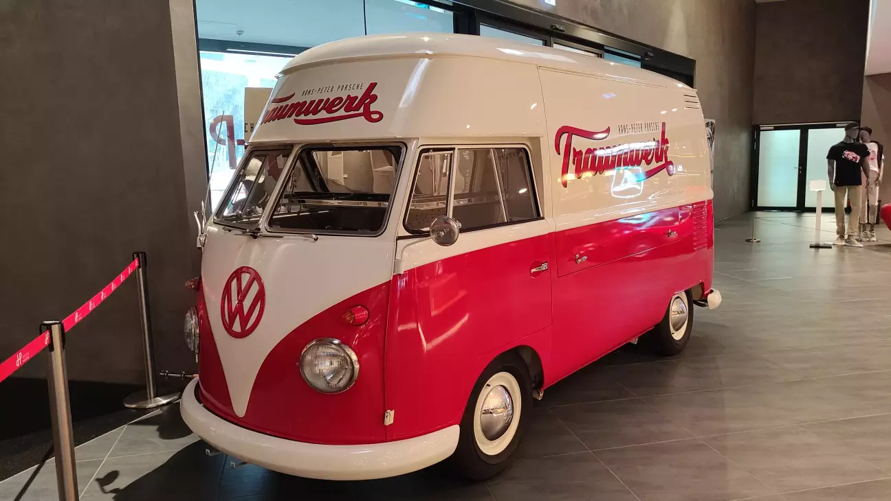 ще один, тільки вже з високим дахом, чекав нас всередині