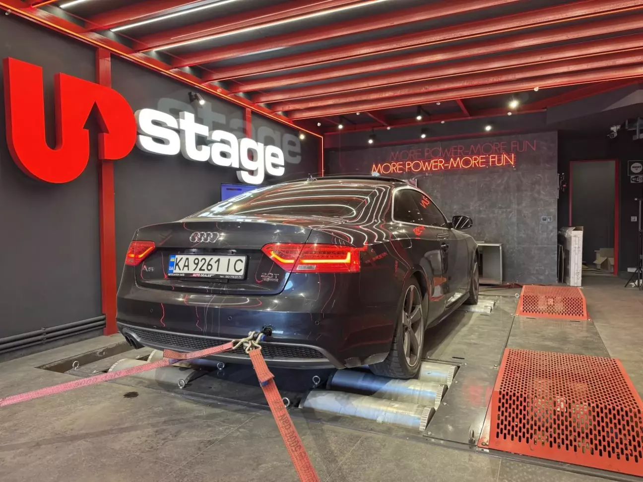 Заднє фото машині на стенді