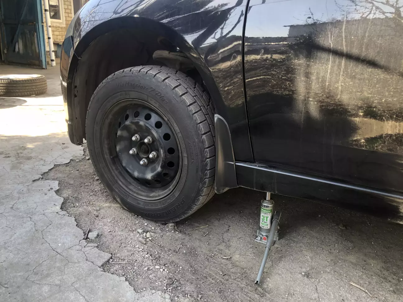 Поднял гидравлическим домкратом