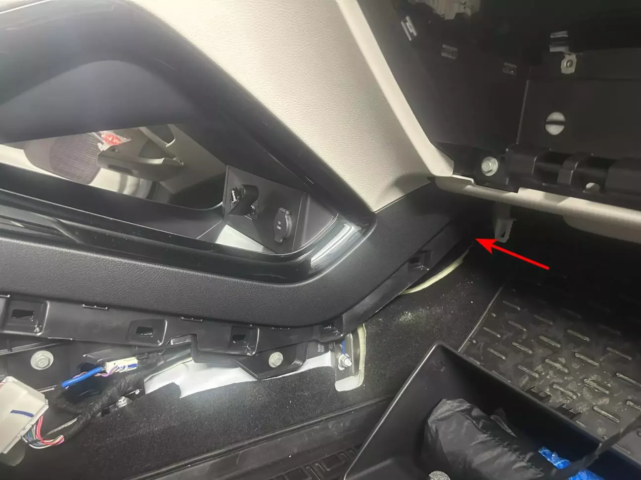 приблизне прокладання проводу показано червоною стрілкою