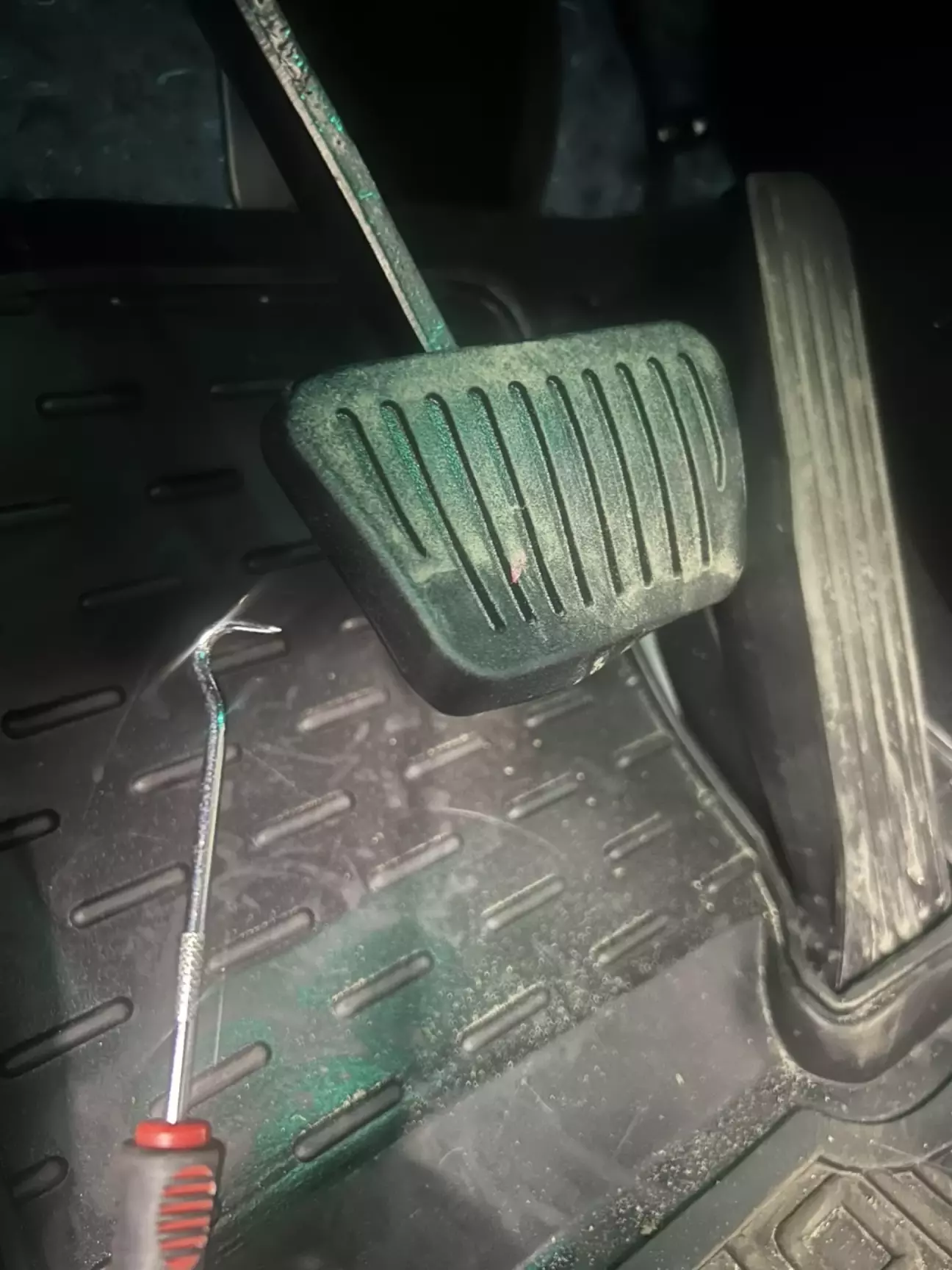 гачок, яким зручно зняти накладку педалі