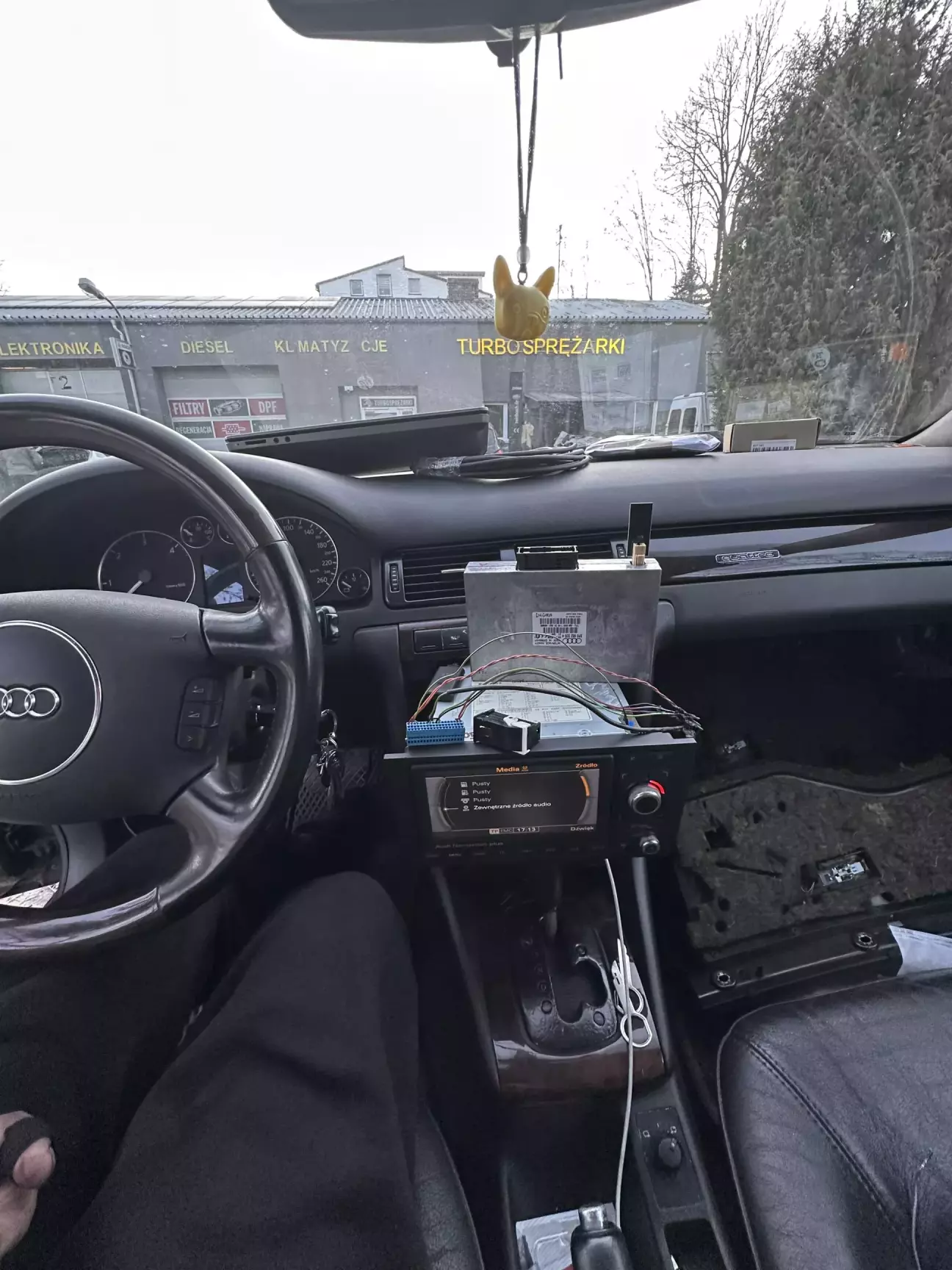 Зайві піни викинув з штекеру,нам треба тільки 10 дротів.