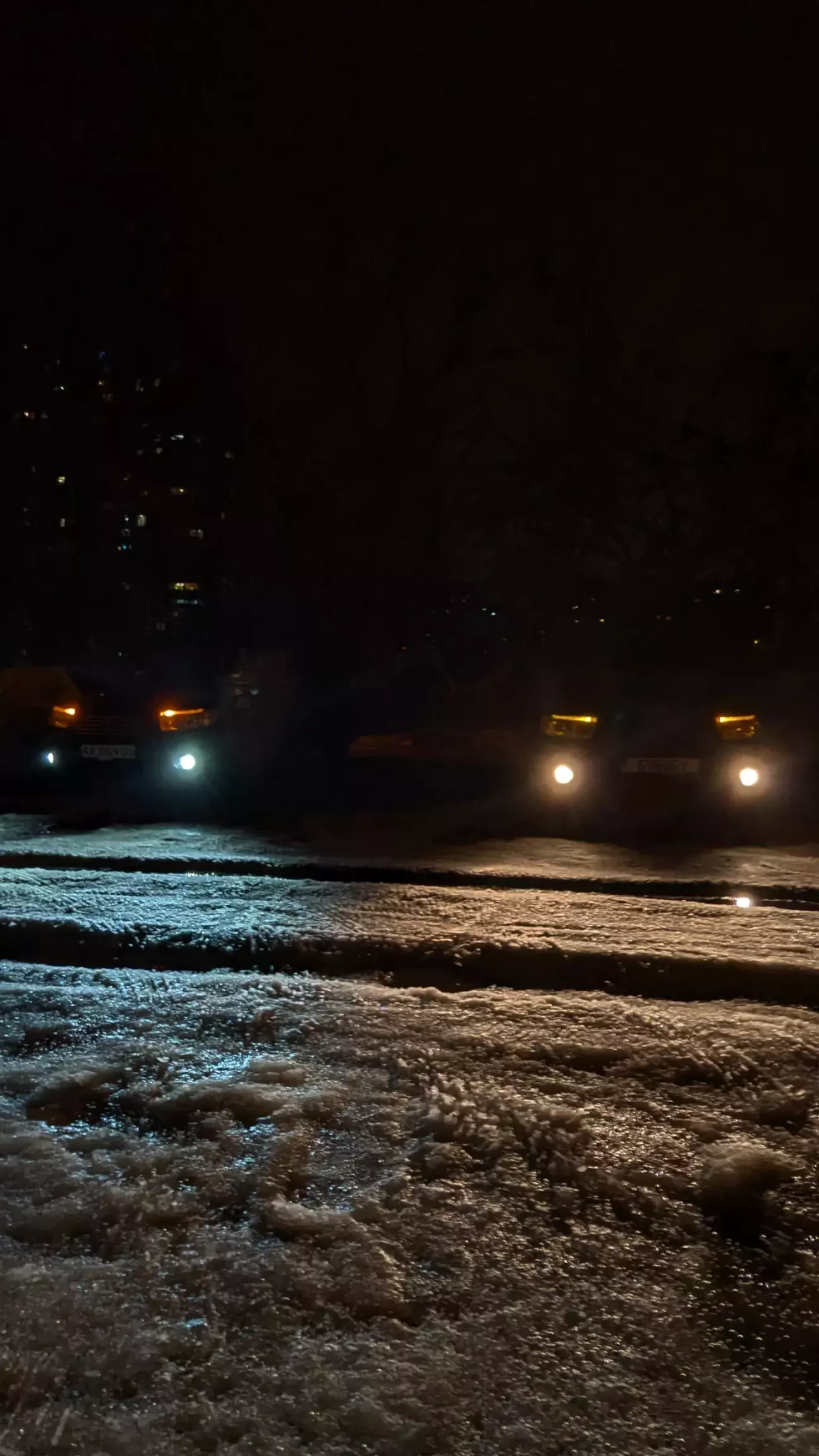 Зі сторони непогано, з салону ніби їх нема😅 В мене жовті що було в комплекті, а у чоловіка білі бо купив собі кращі лед лампи.