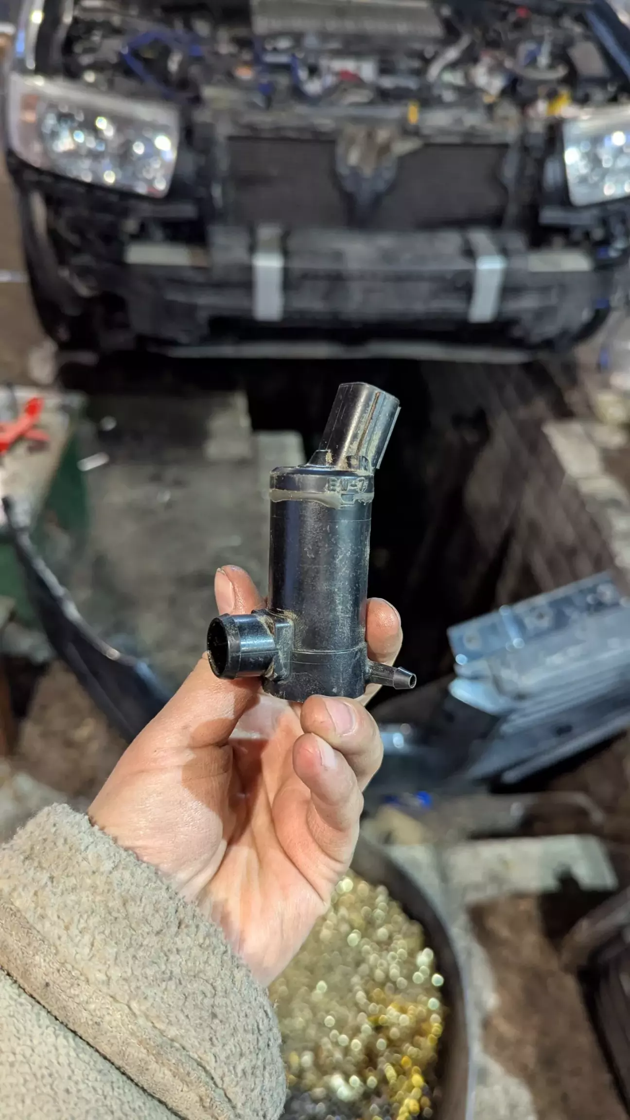 Так як бампер був знятий, перевірили задній моторчік омивайки вердикт, помер🥲 Тому поставили спойлер щоб не так закидало заднє скло😁 Р.s. Куплю моторчік 😅