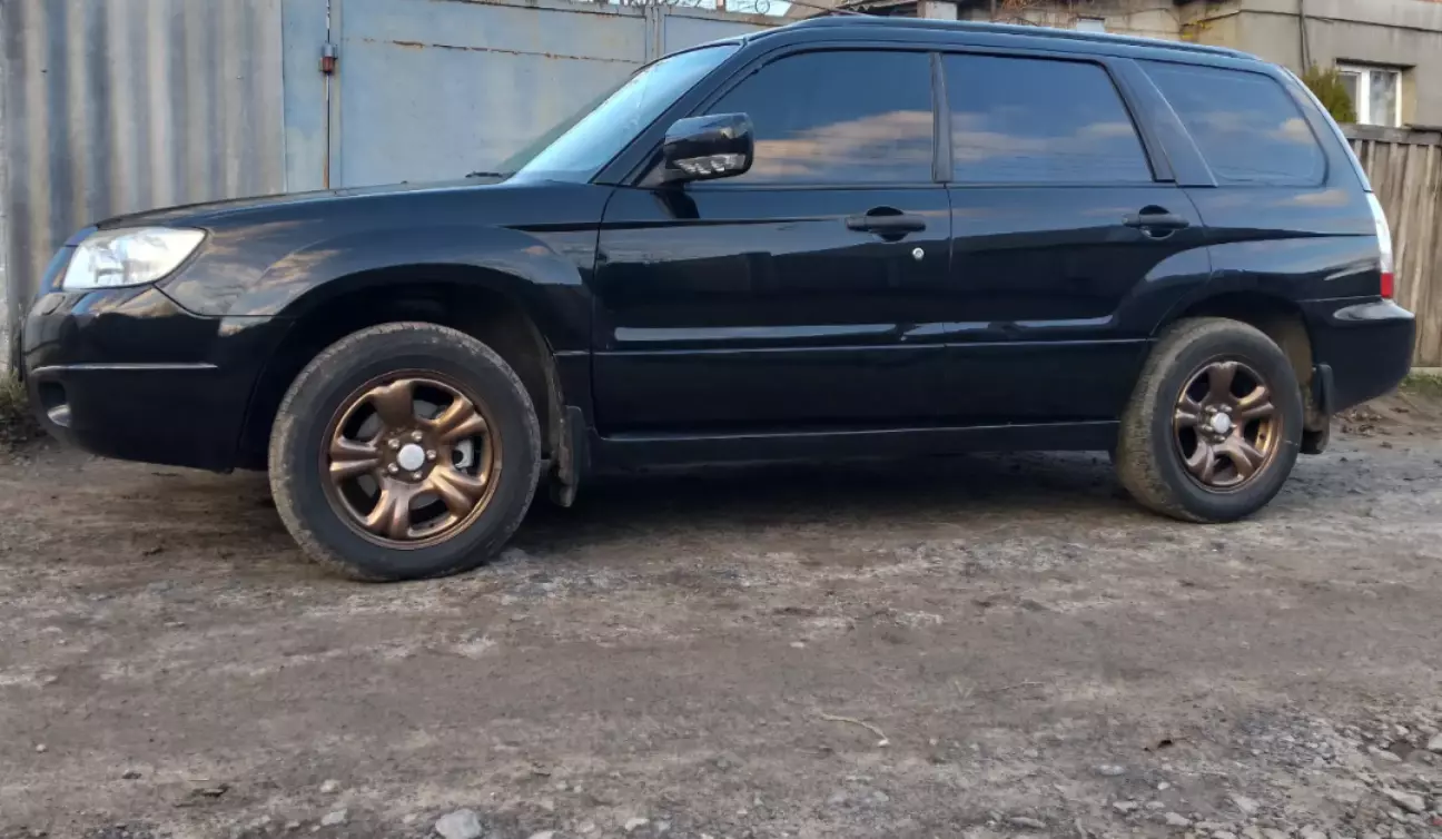 В цілому прикольно виглядають на старому форю, а у мене щей проставки стоять 2мм і виліт там 35, думаю те що треба, бо для наших доріг брати якісь злі диски і угробити їх не хочеться🫣