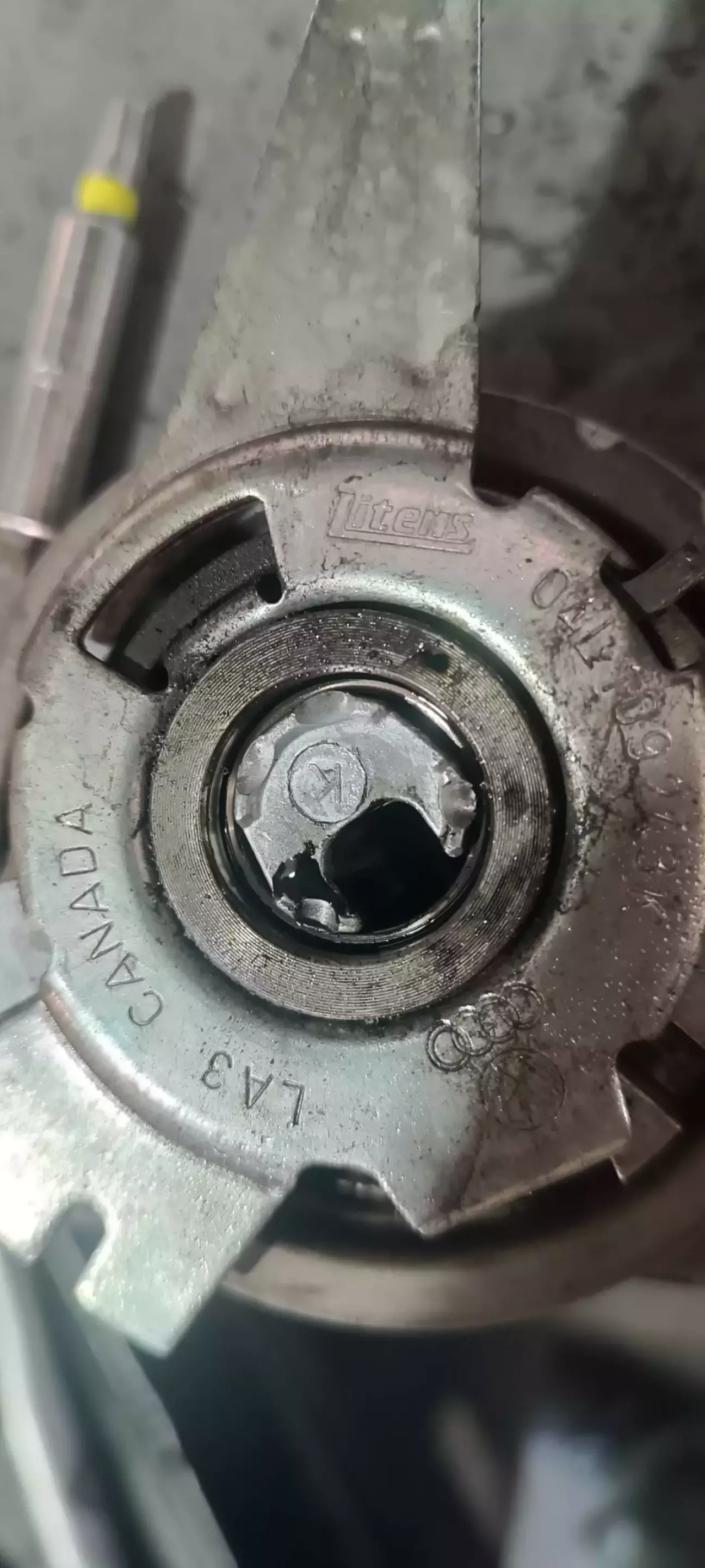 Стоял вот такой ролик ГРМ с надписью CANADA поставил такой же но надпись уже на новом ROMANIA.