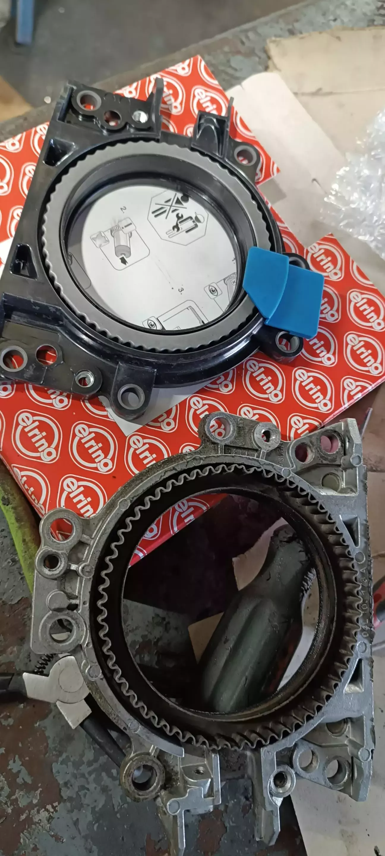 Старый и новый сальники коленвала заднего.