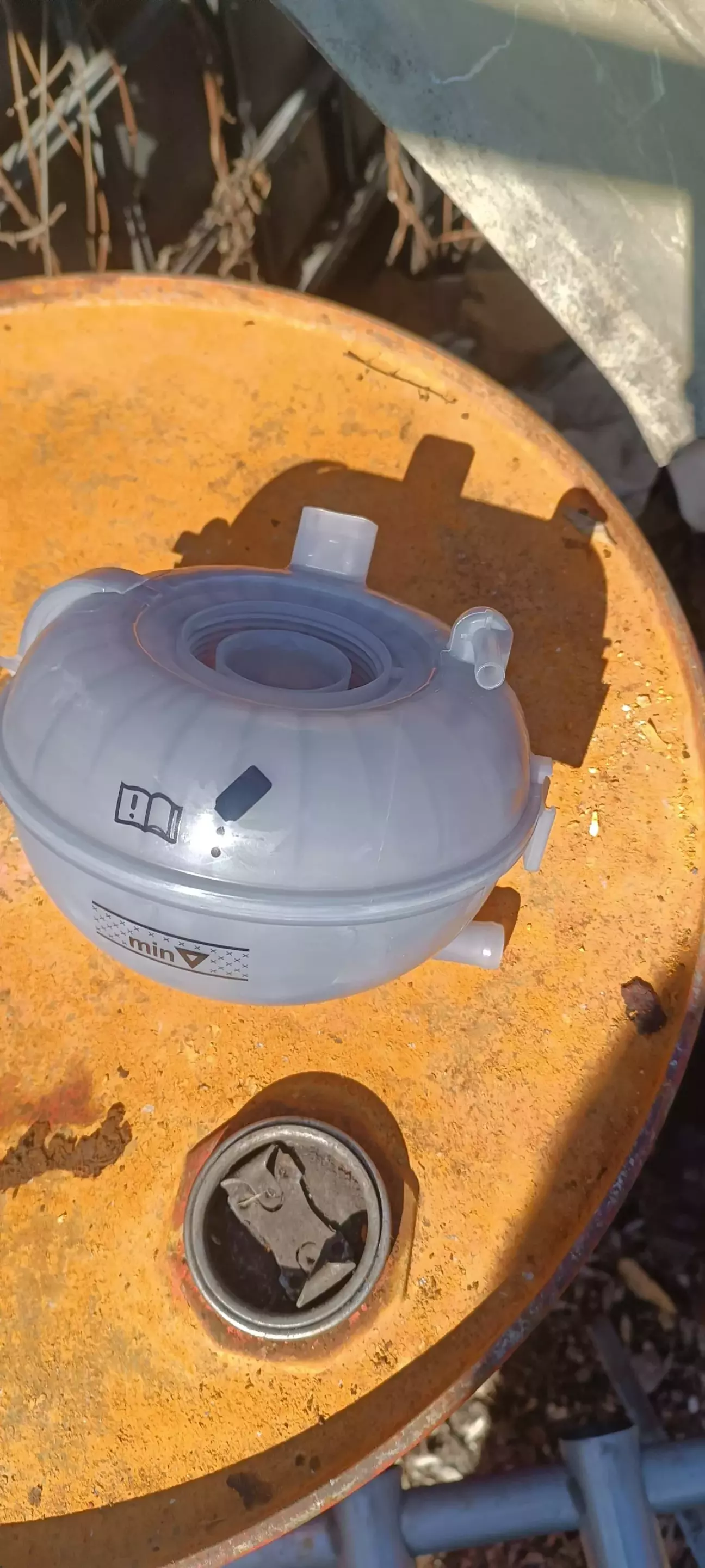 Так выглядит бачок. Переживал что он темный но все отлично.