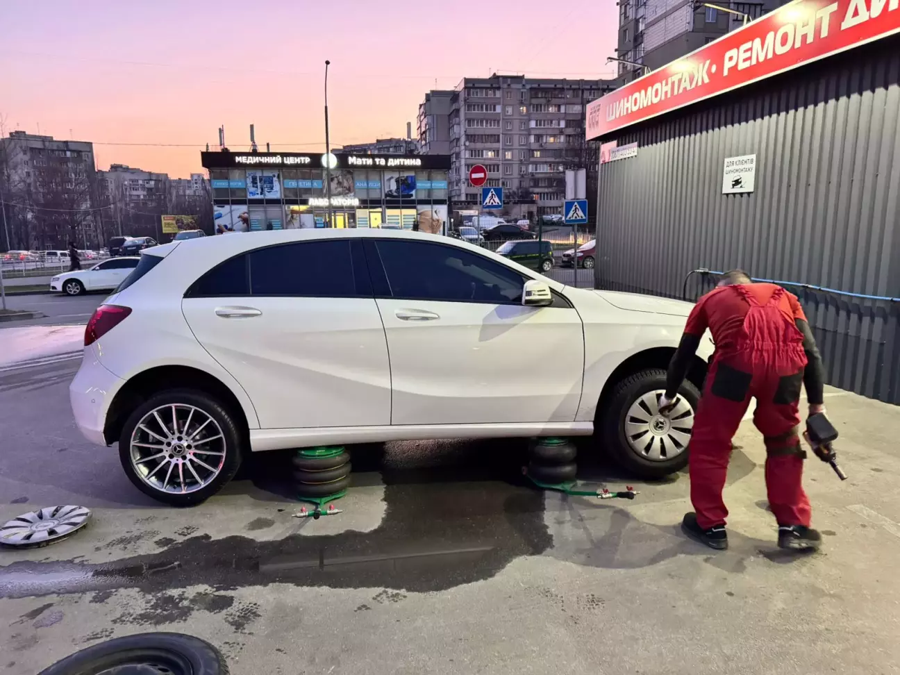 І от день перевзування. СТО, підйомник, знімають мої зимові R15… і ставлять R18.