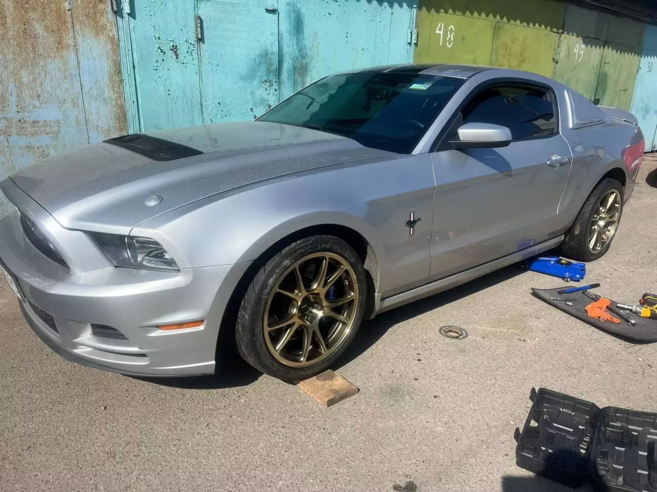 А ось задні як в тракторця, стирчать, адекватного фото шоб показати це не зробив.