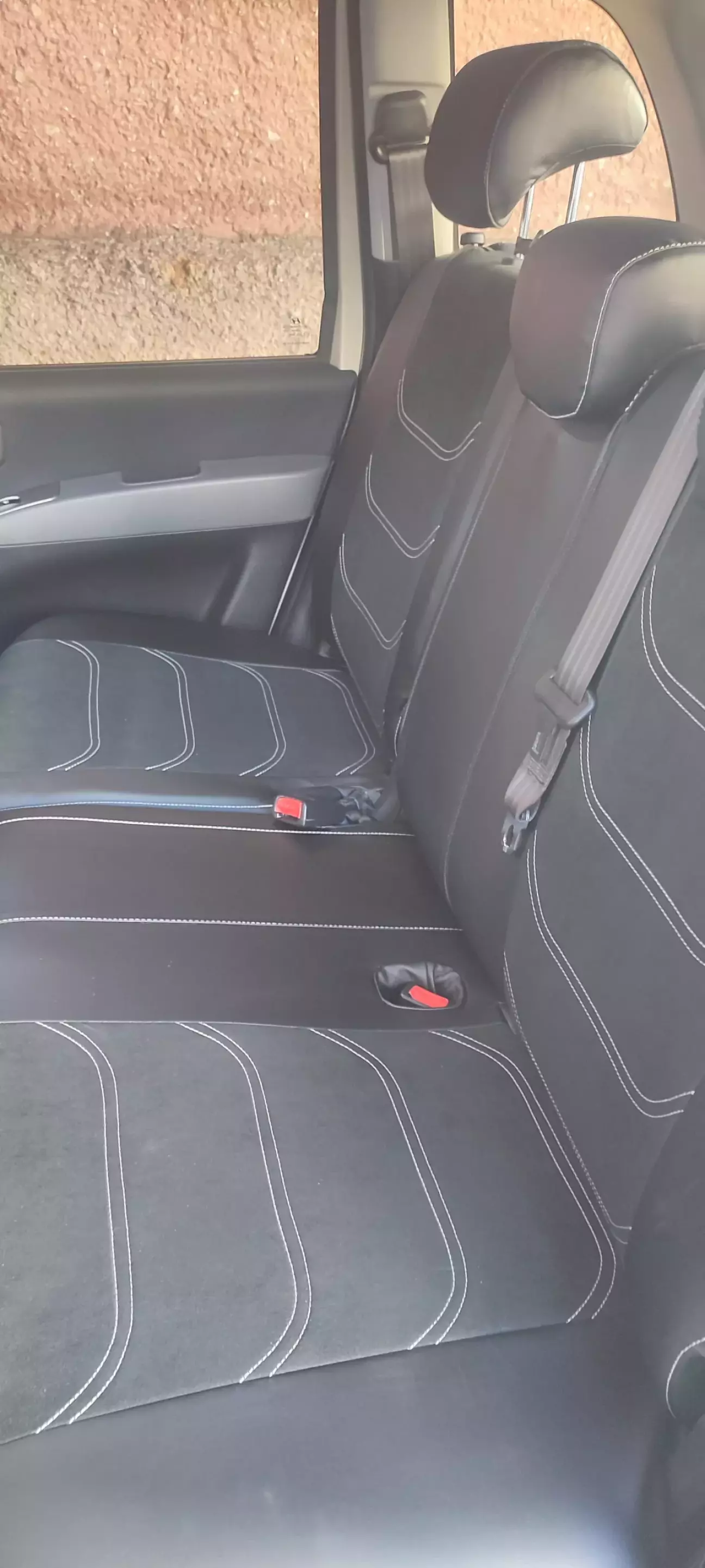 Підлокотнік під змейкою, ззаду навіть липучки для органайзера не полінувались зробить.