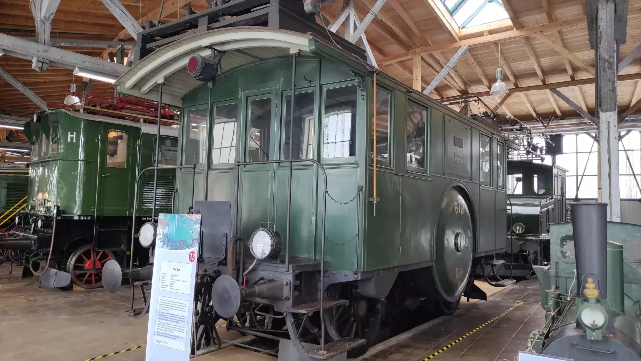 локомотиви типу De 2/2 є першими у світі трифазними локомотивами змінного струму (1899й р.б.)