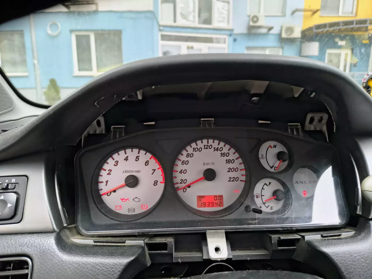 Стара біла у процесі демонтажу