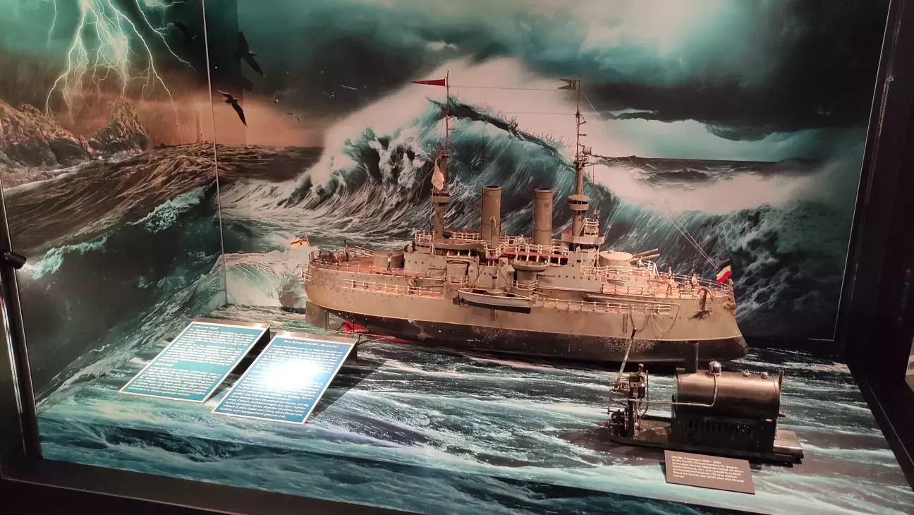 1.2 метрова модель військового корабля