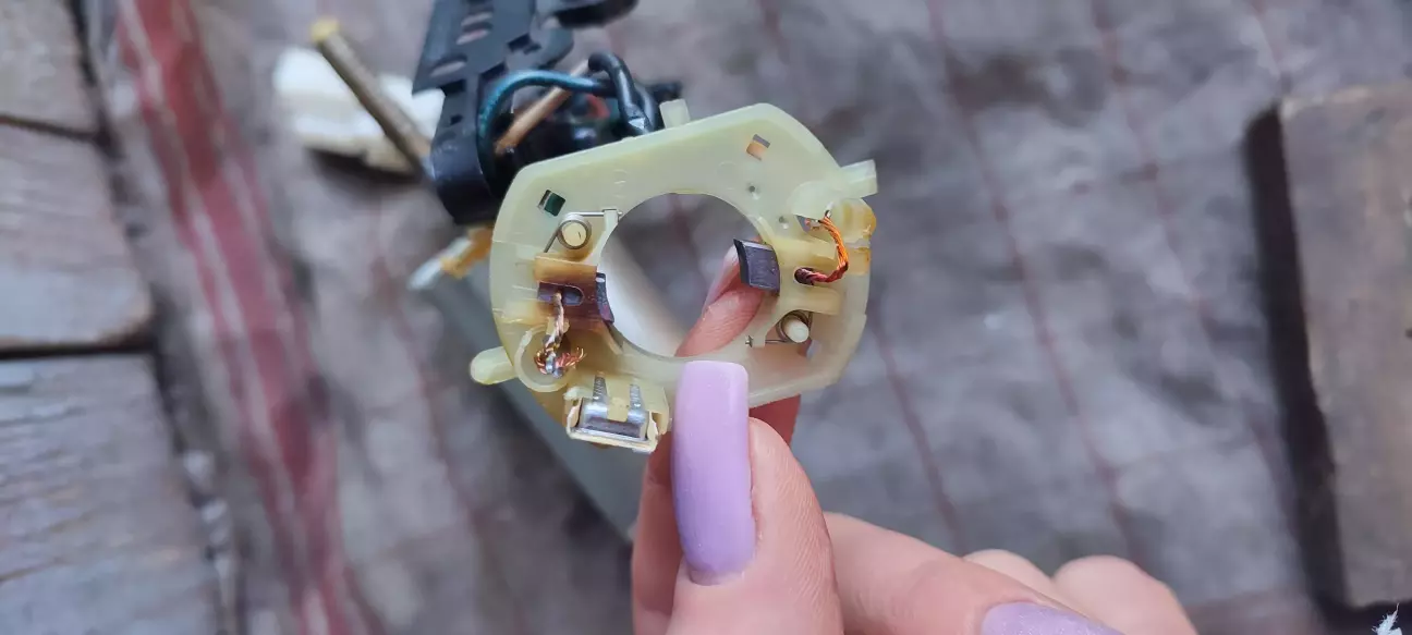 Ось власне причина приплавленості. Щітка згоріла на роботі 🥲