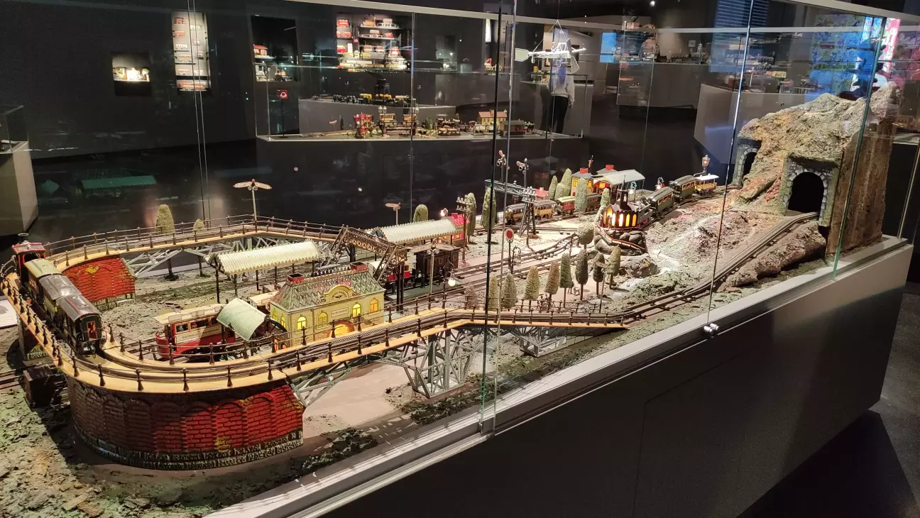 залізниця із зубчастною передачею для роботи на схилах