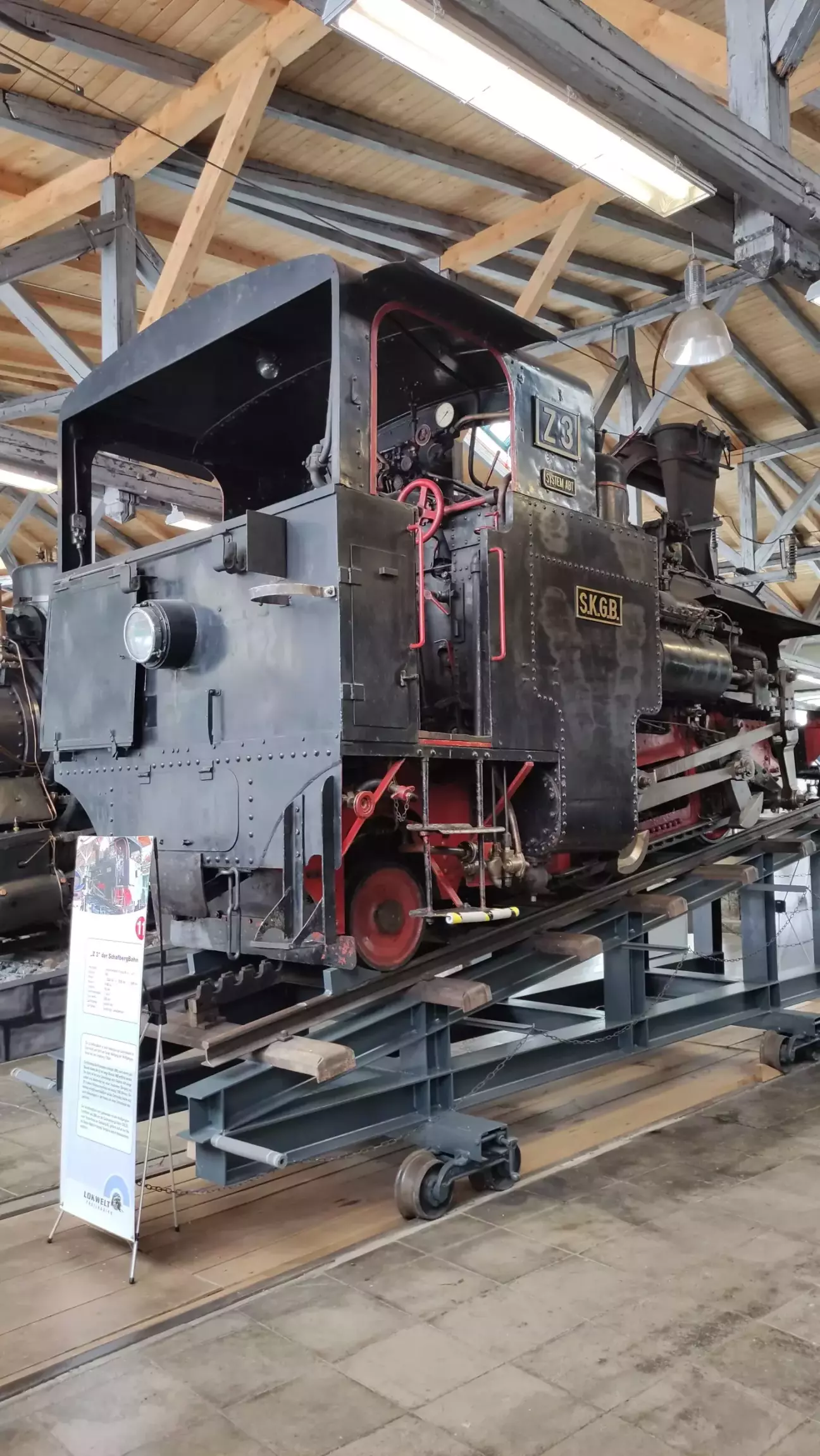 з цього ракурсу видно зубчаті рейки