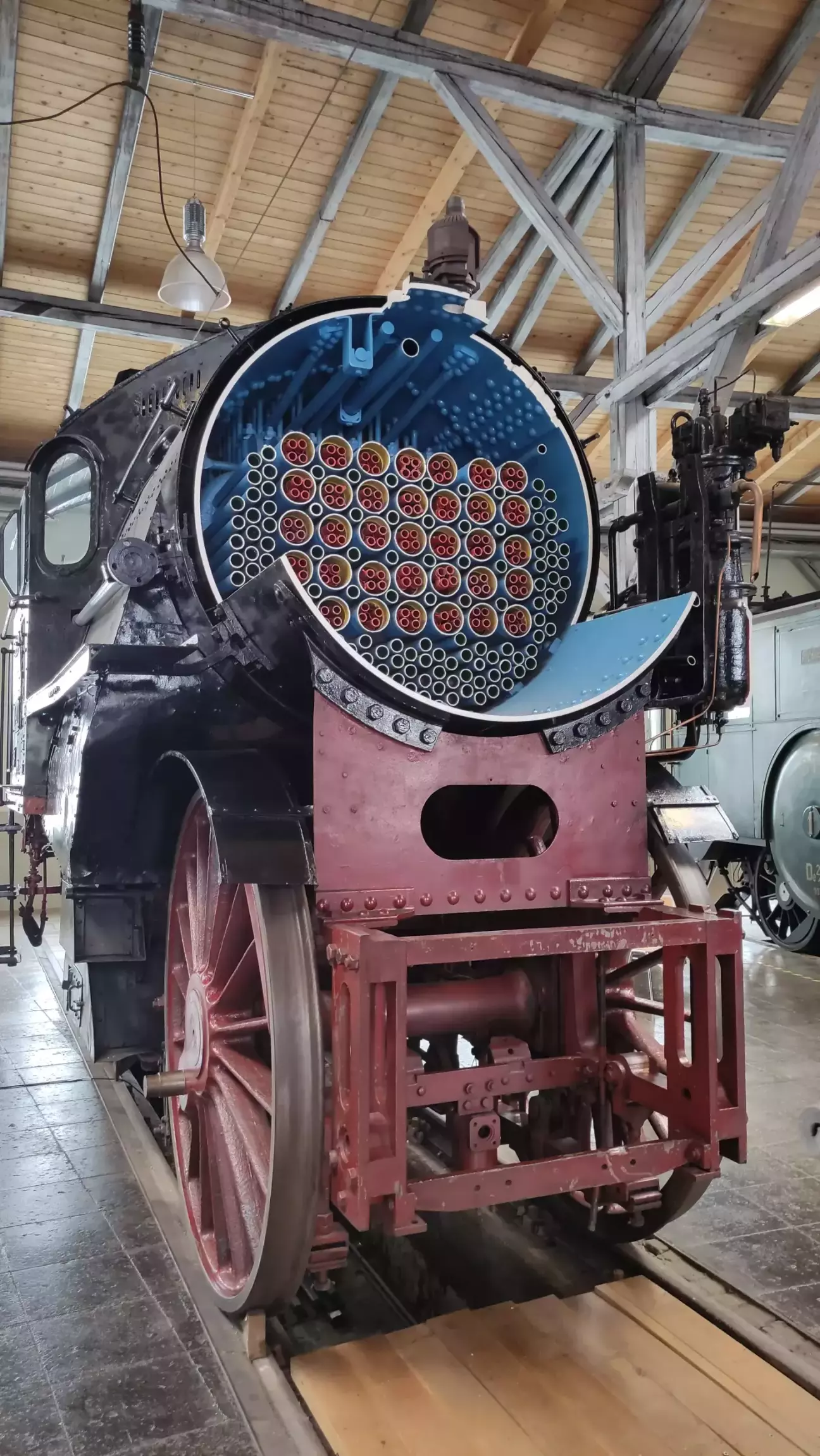 розрізаний котел швидкісного локомотива 18й серії