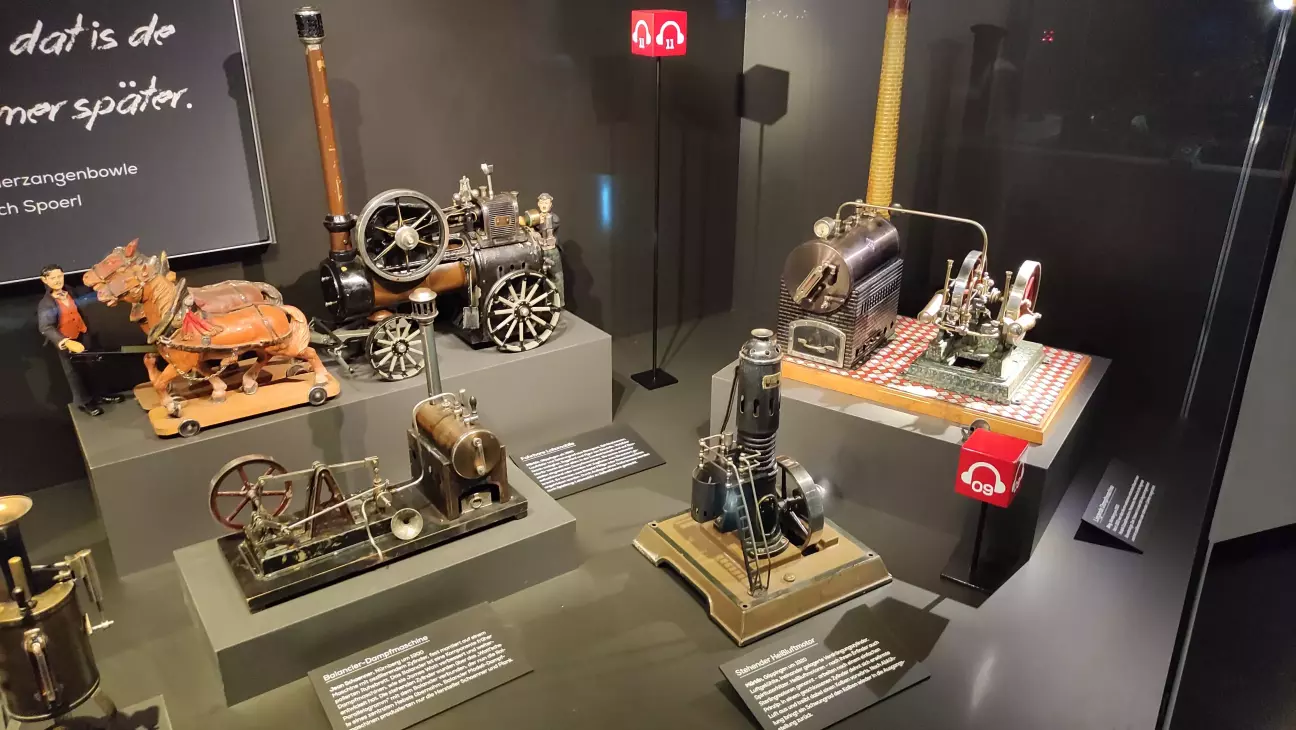 різні варіанти парових маших 1900го року (вони всі реально працюючі)