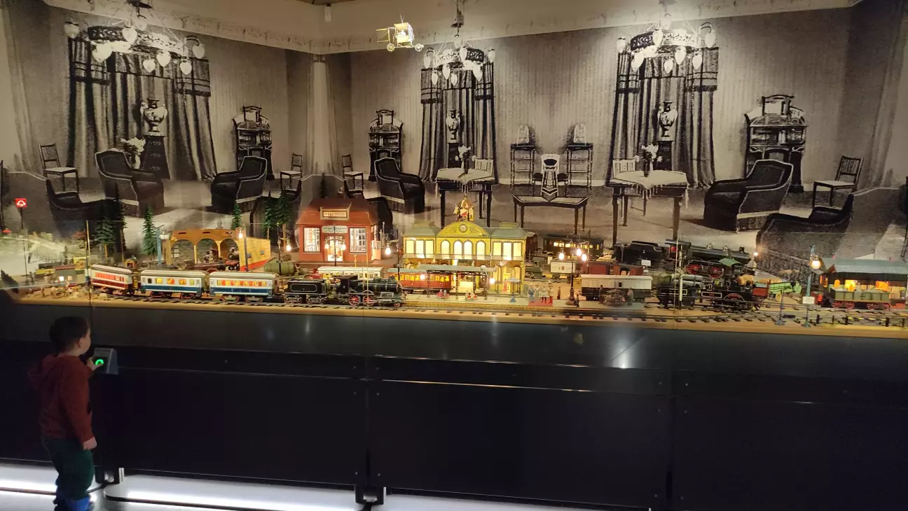 наскільки все стає цікавіше, коли самому можна запускати потяги в рух)))