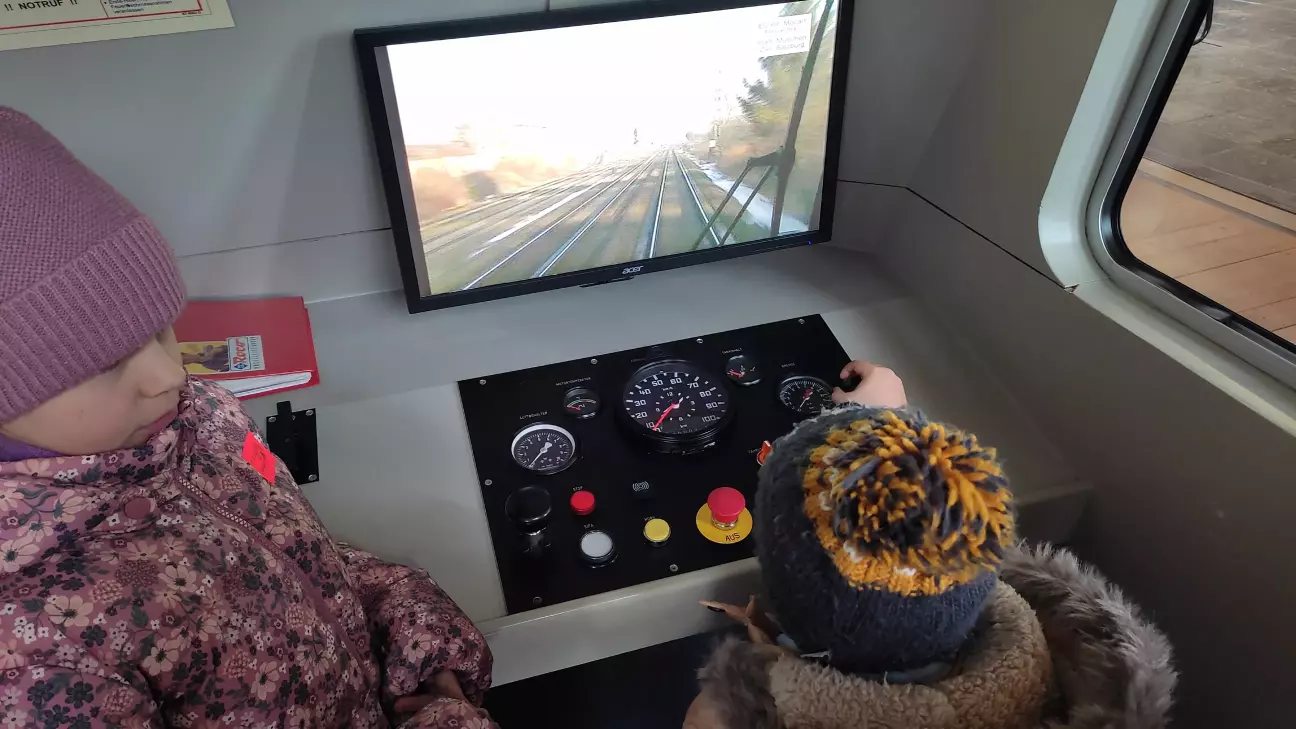 малі погралися в машиністів)))