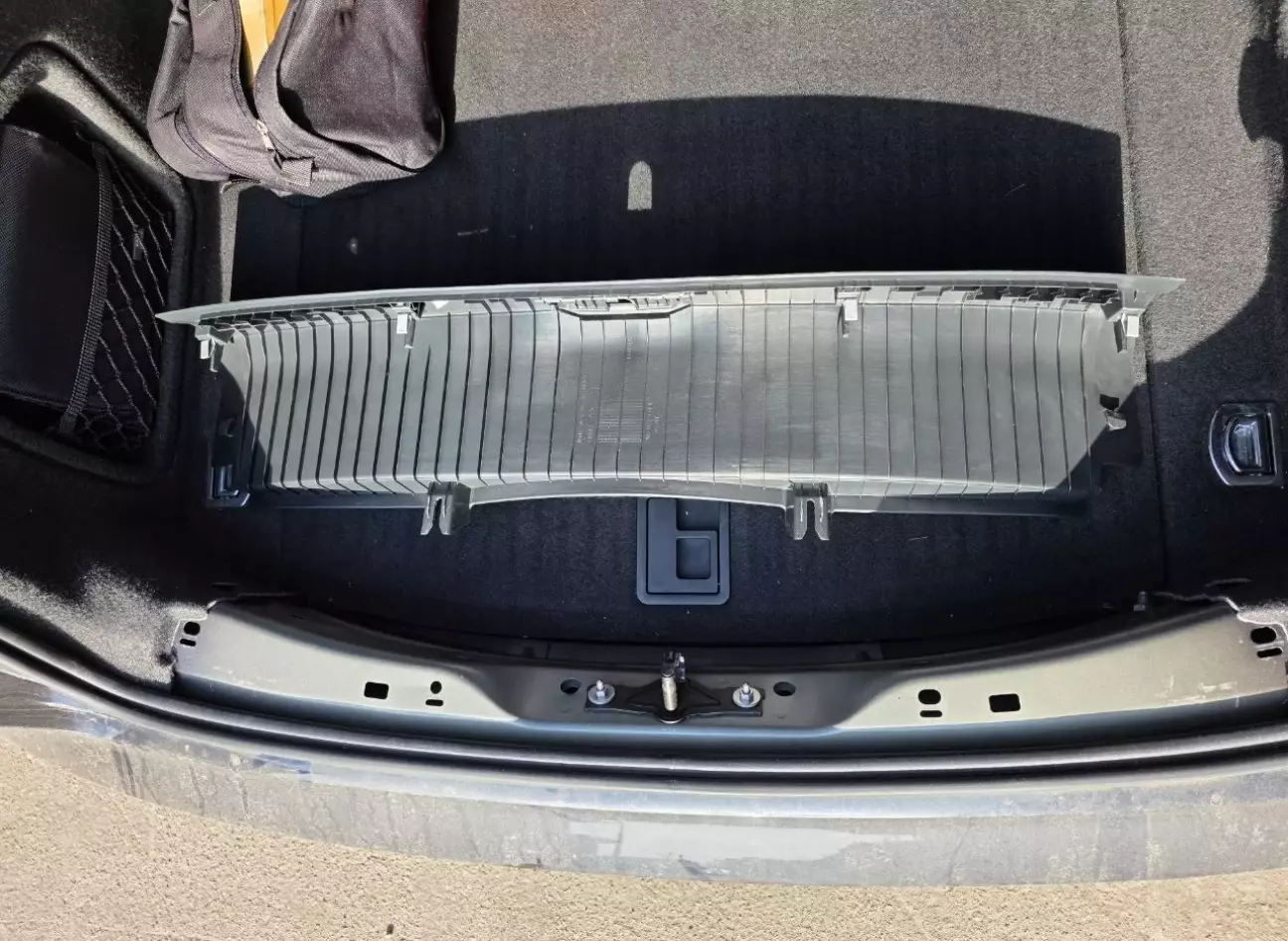 Знімаєм цю накладку в багажнику