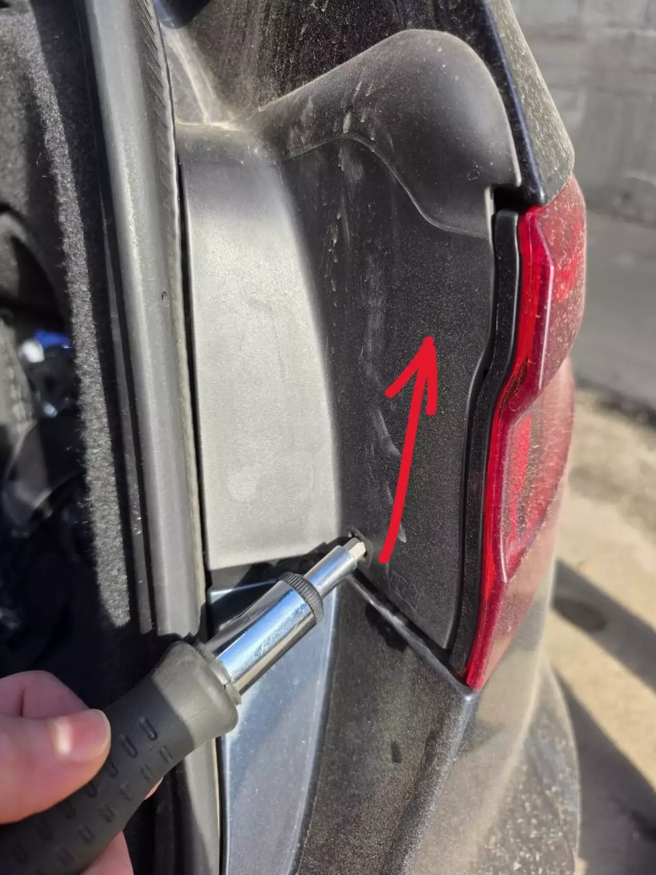 Берем викрутку вставляєм в отвір і рухаєм вгору