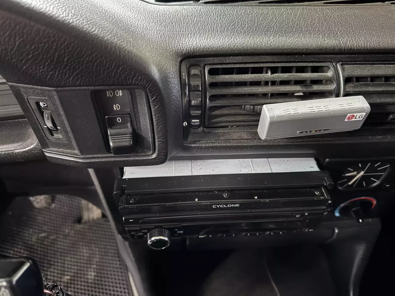 Ось наскільки виступає. Думаю просто пофарбувати в чорний, щоб не кидалось в очі