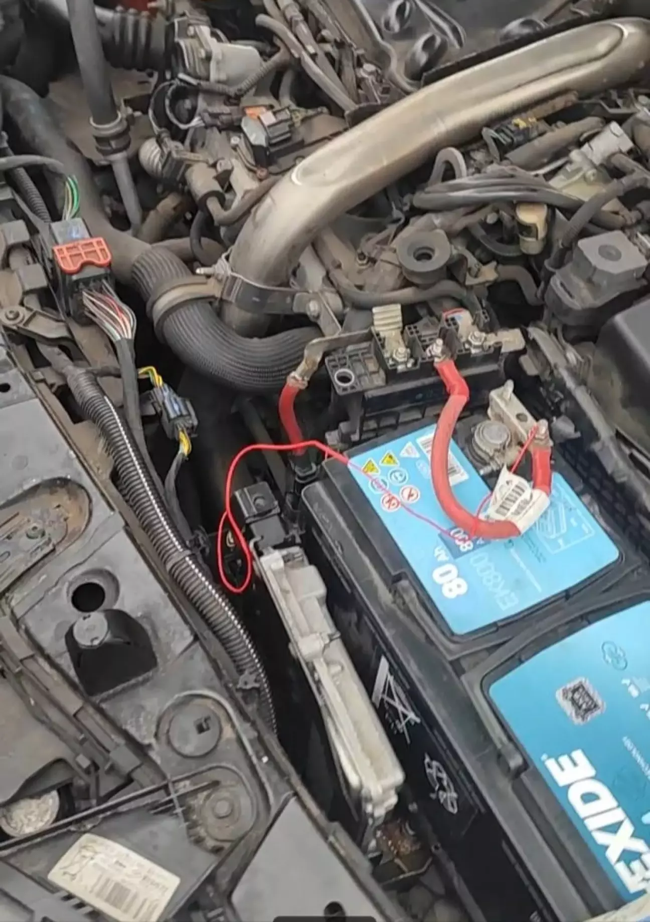 Нажаль фото з лампочкою не зробив, але оцей тоненький, червоний проводок подає живлення на ЕБУ